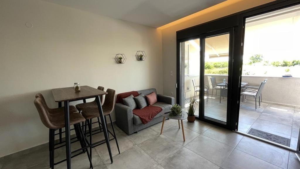 Thalassa Apartment Néa Péramos Екстериор снимка